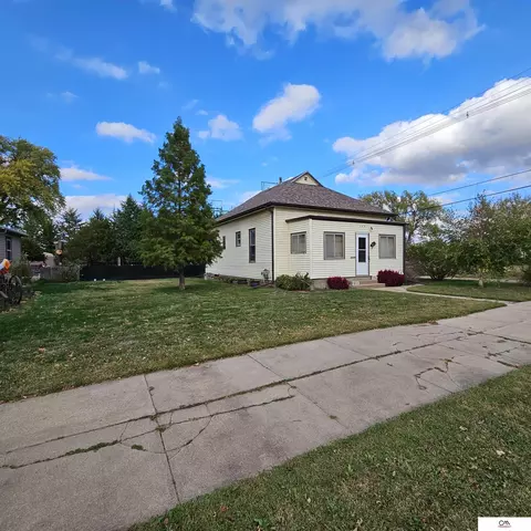 109 5th St, Fairbury, NE 68352