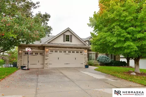 10245 Edna St, La Vista, NE 68128