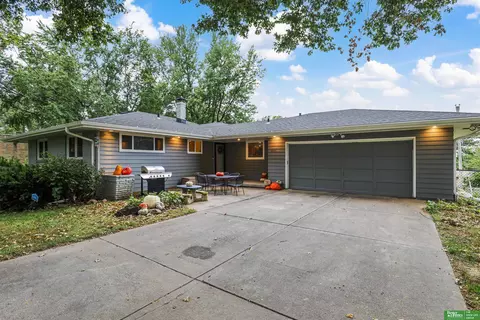 4404 Crestline Dr, Omaha, NE 68134