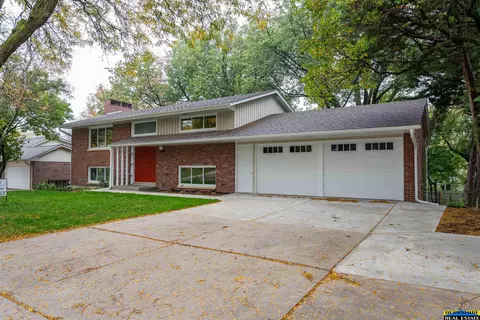 611 Cottonwood Dr, Lincoln, NE 68510