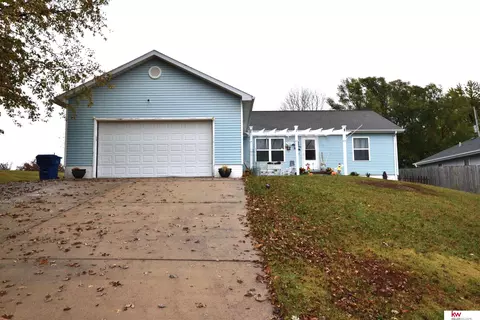 9707 Clubhouse Cir, Plattsmouth, NE 68048
