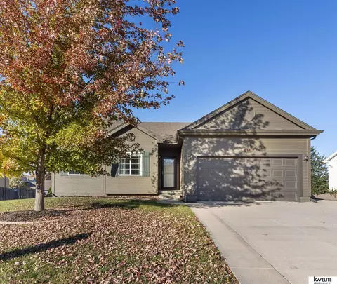 814 Lake Vista Dr, Papillion, NE 68046