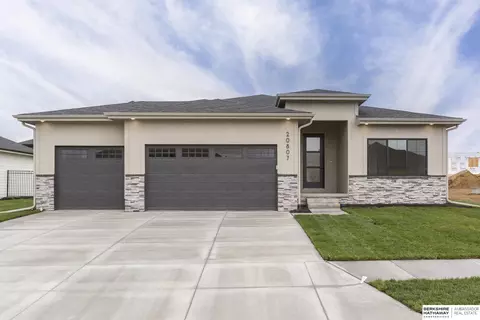 20807 Woodridge Dr, Gretna, NE 68028