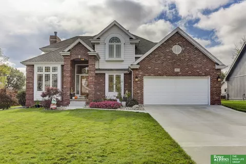 921 Hogan Dr, Papillion, NE 68046