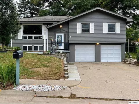 8823 Spaulding Cir, Omaha, NE 68134