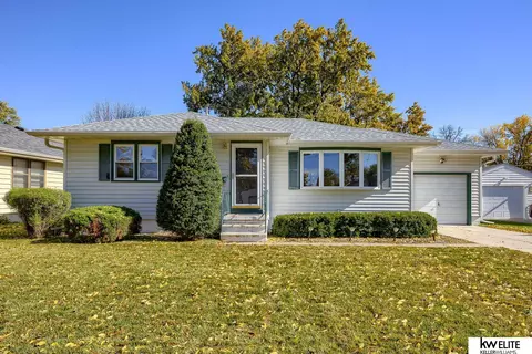 2074 E Austin Ln, Fremont, NE 68025