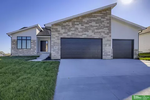 10907 Ranch Dr, Papillion, NE 68046