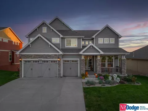 6705 Clear Creek Cir, Papillion, NE 68133