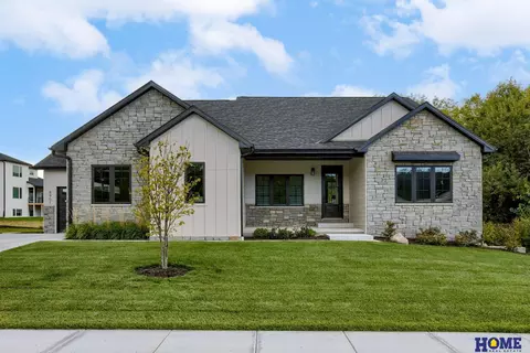 8901 Sandalwood Dr, Lincoln, NE 68520