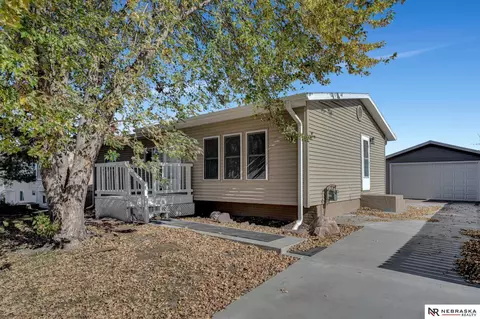 2040 NW 49th St, Lincoln, NE 68528