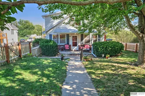 722 Sandhill Rd, Louisville, NE 68037