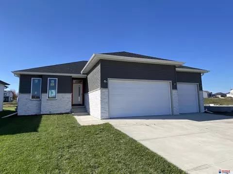 527 Eloise Ave, Lincoln, NE 68520