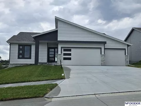 2913 N 165 Ave, Omaha, NE 68116