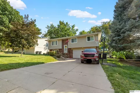 10523 Izard St, Omaha, NE 68114