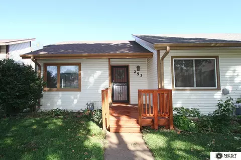 253 Parkside Ln, Lincoln, NE 68521