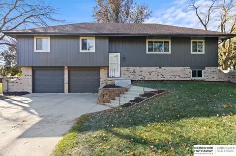 5711 Tucker Cir, Omaha, NE 68152