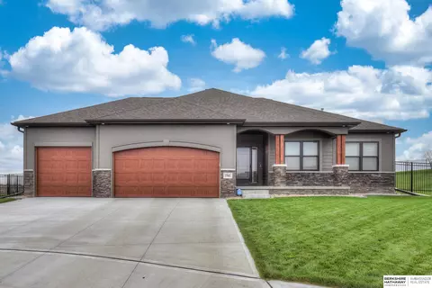 17601 Ogden Cir, Omaha, NE 68116