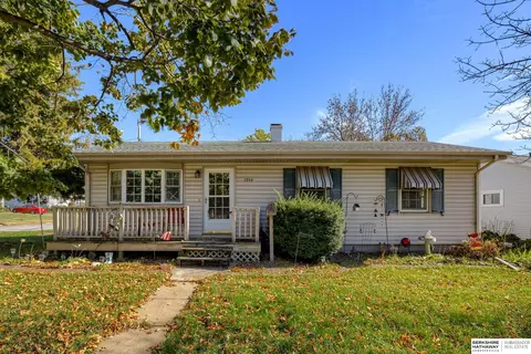 1519 Maenner Dr, Omaha, NE 68114