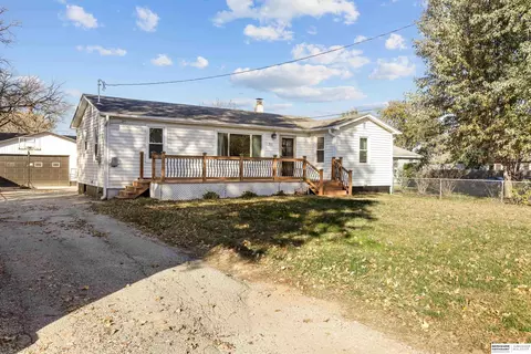 910 Johnson St, Crescent, IA 51526