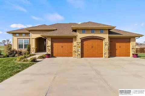 6856 Willow St, Omaha, NE 68152