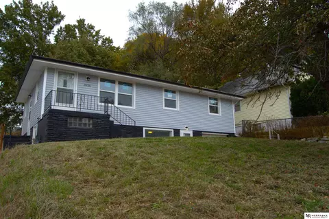 3936 Hartman Ave, Omaha, NE 68111