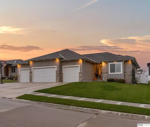18454 Greenleaf St, Omaha, NE 68136