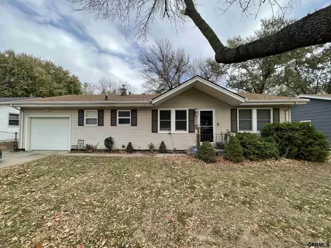 3421 Cottonwood Ln, Omaha, NE 68134