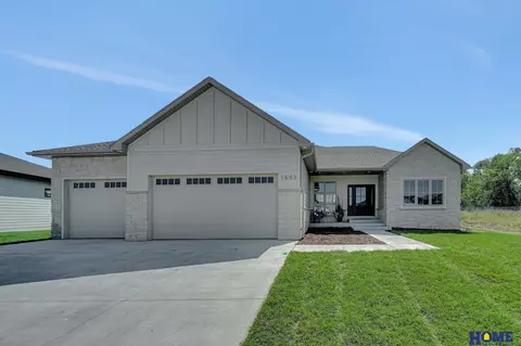 1503 E 8th St, Hickman, NE 68372