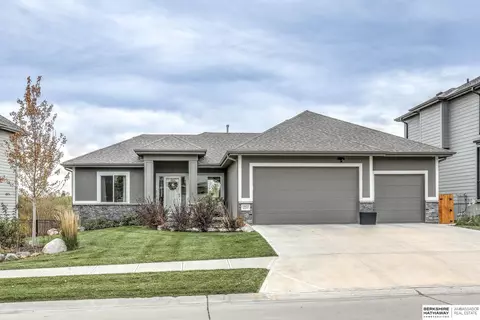 18425 Boyd St, Omaha, NE 68022