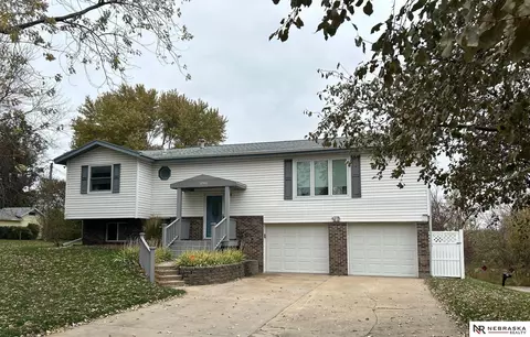 10506 Nicholas St, Omaha, NE 68144