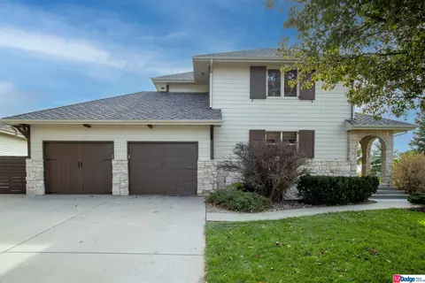 1236 Cork Dr, Papillion, NE 68046