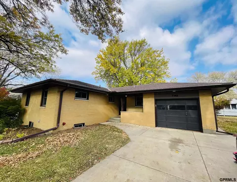 7142 Lexington Ave, Lincoln, NE 68505