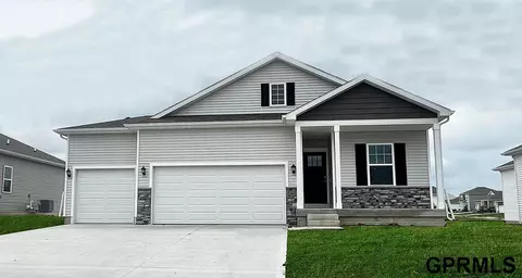 6225 Clear Creek St, Papillion, NE 68157