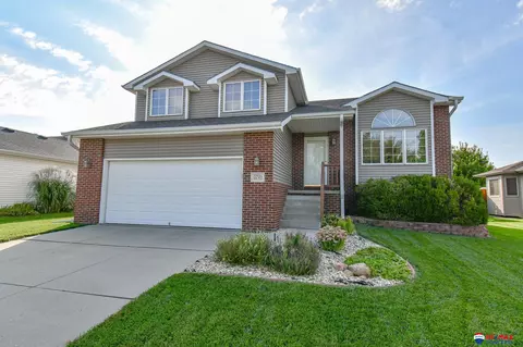 5721 Bridle Ln, Lincoln, NE 68516