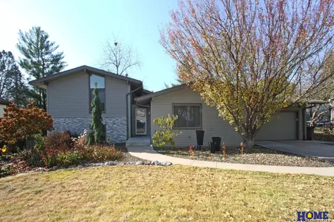 7145 Oxford Rd, Lincoln, NE 68506