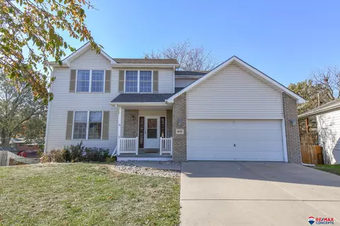 8201 Sunridge Cir, Lincoln, NE 68505