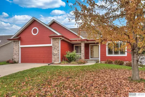 208 Oakmont Dr, Papillion, NE 68133