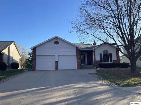 1219 Limerick Rd, Papillion, NE 68046