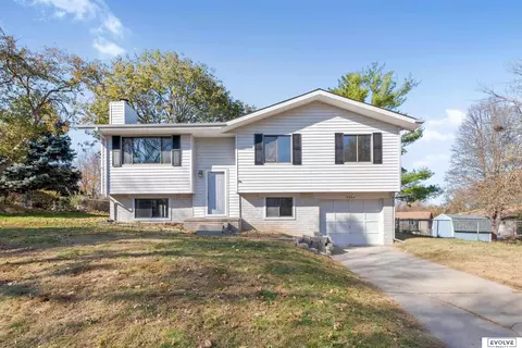 7904 Clover Ct, La Vista, NE 68128