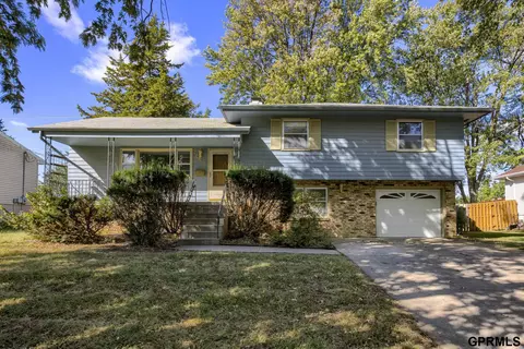 7012 Pine Dr, La Vista, NE 68128