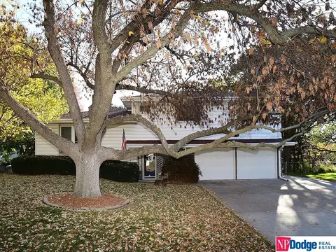 807 Donegal Dr, Papillion, NE 68046