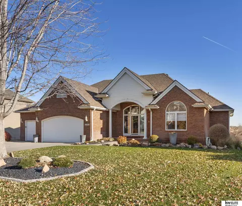 17602 Prestwick Ave, Omaha, NE 68136
