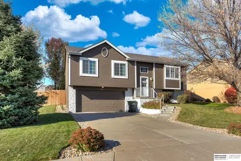 1712 Southview Dr, Papillion, NE 68046