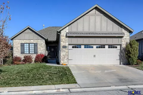 10020 Edgewater Ln, Lincoln, NE 68527