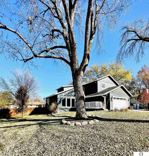 1110 Crest Rd, Papillion, NE 68046