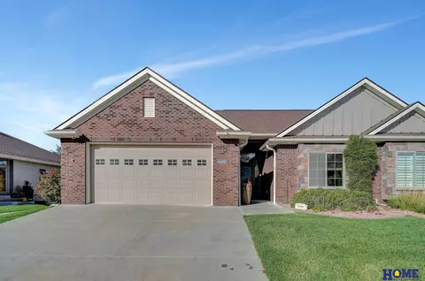 6345 Ashbrook Dr, Lincoln, NE 68516