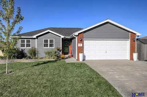 725 Autumn Pkwy, Hickman, NE 68372