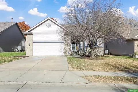 10320 Brentwood Dr, La Vista, NE 68128