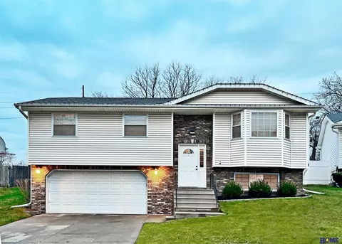 4141 Paxton Cir, Lincoln, NE 68521