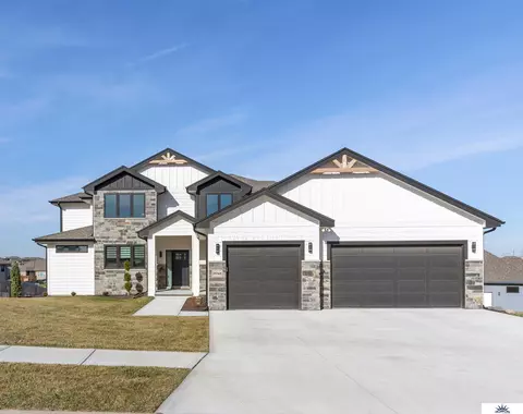 18748 Sahler St, Elkhorn, NE 68022